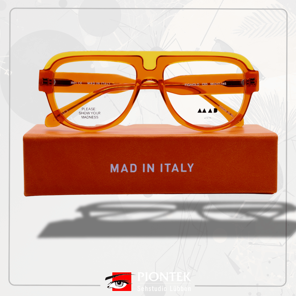 Zeig uns deine verrückte Seite! „MAD“ ist nicht nur ein Name, sondern ein Lebensgefühl, eine Philosophie, 
die in jeder einzelnen dieser wundervollen Brillen steckt. Farben, Formen, Ideen und eine Prise Experimentierfreude vereinen sich zu einem großen, kreativen Chaos.