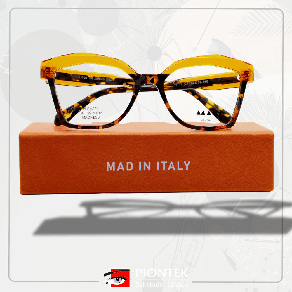 Zeig uns deine verrückte Seite! „MAD“ ist nicht nur ein Name, sondern ein Lebensgefühl, eine Philosophie, 
die in jeder einzelnen dieser wundervollen Brillen steckt. Farben, Formen, Ideen und eine Prise Experimentierfreude vereinen sich zu einem großen, kreativen Chaos.